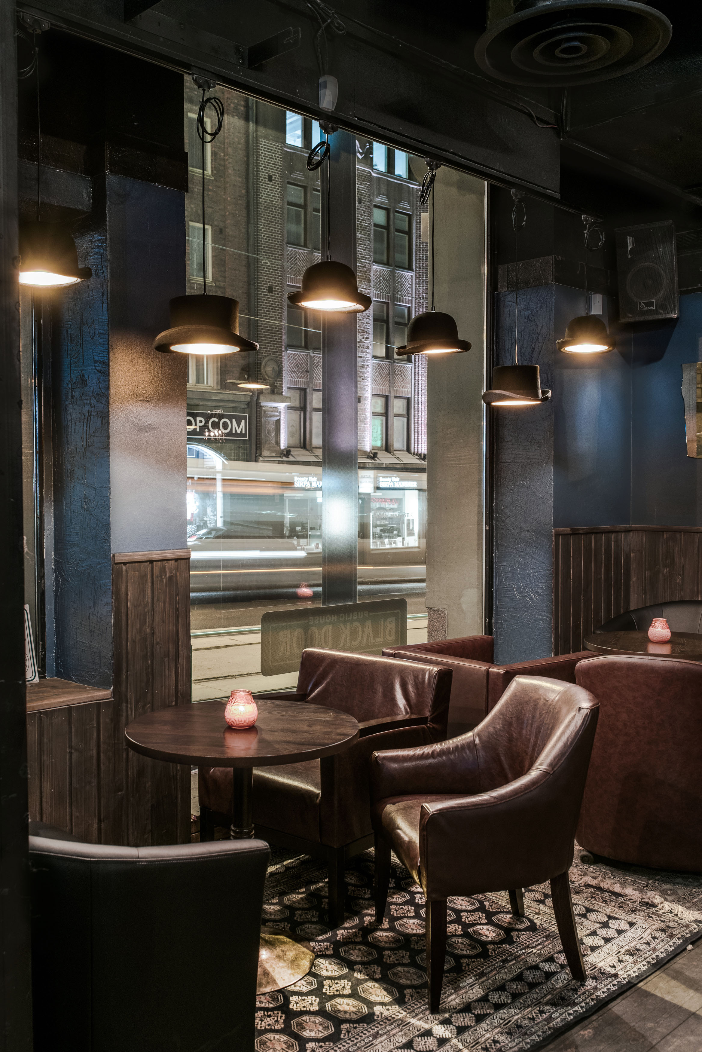 Black Door bar vibers